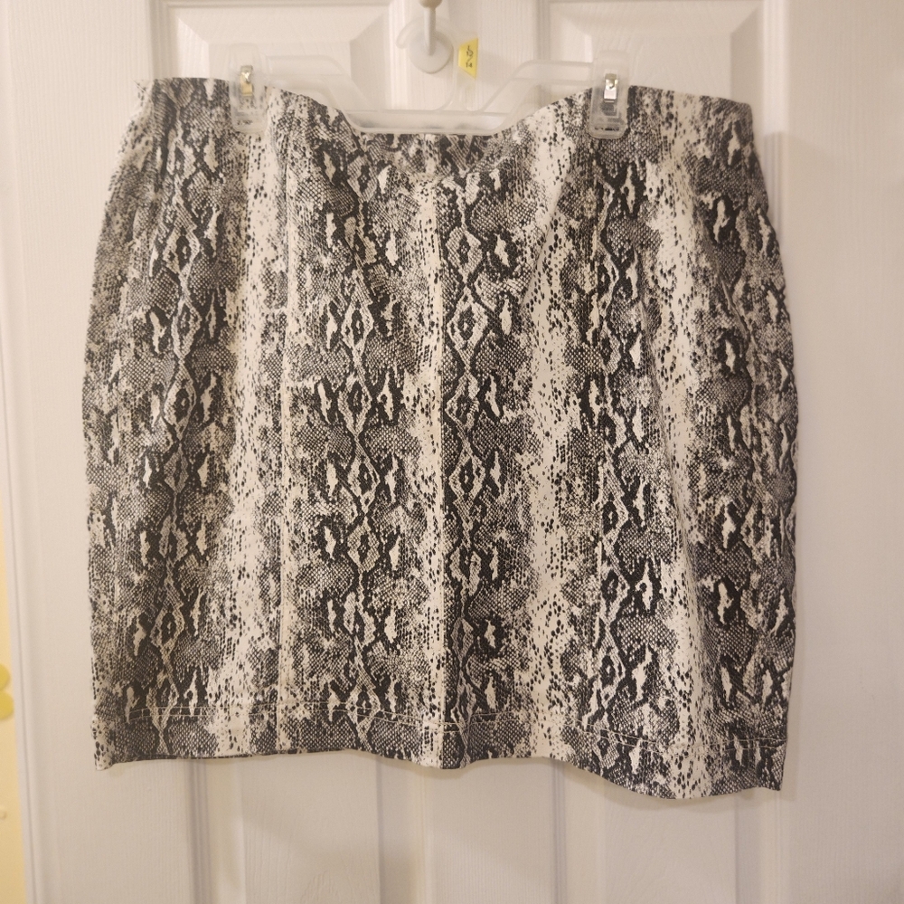 Stylish Black and White Snake Print Mini Skirt
